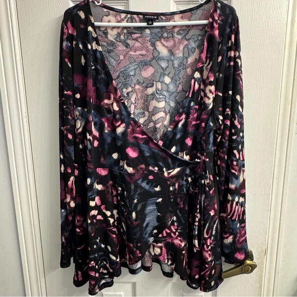 Torrid Women's Studio Knit Surplice Wrap Long Sleeve Top in Black Print - Size 2 - Picture 2 of 9